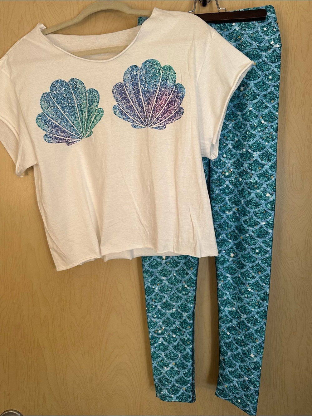 Womens Short-Sleeve Mermaid Shell T with Teal Scale Leggings NWOT!